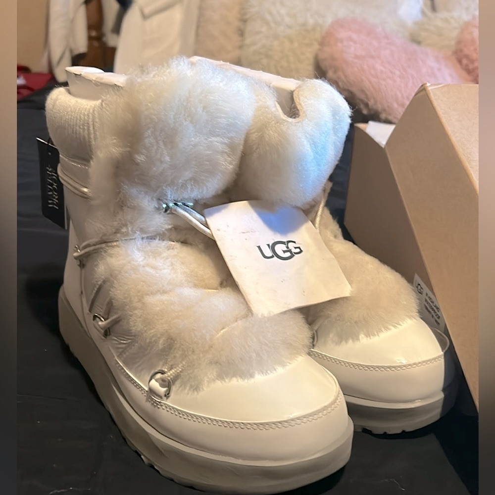 UGG White Highland waterproof snow boots. Size 8